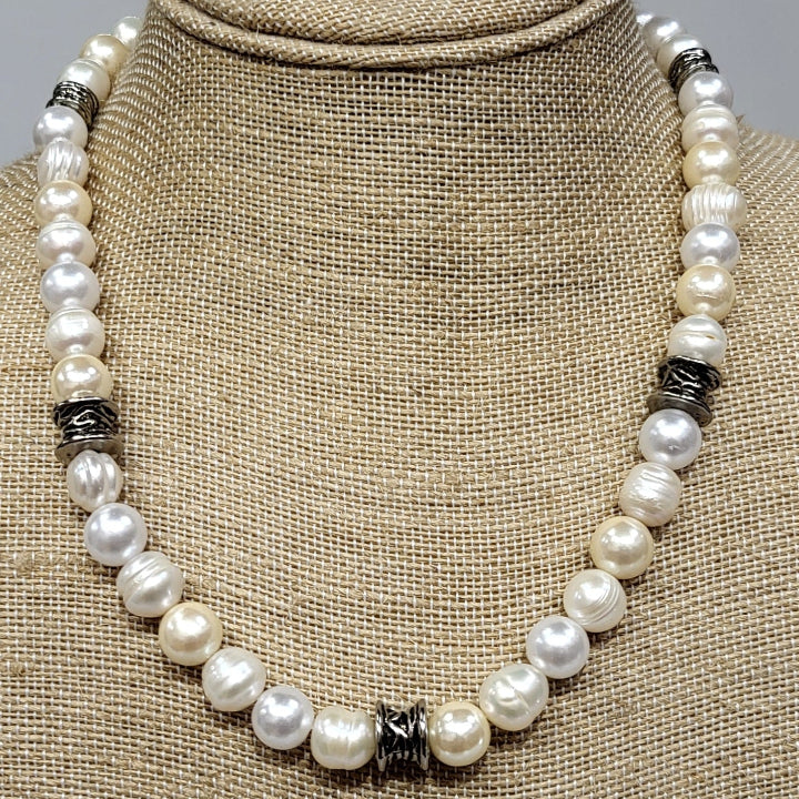 Freshwater pearl necklace with silver stations