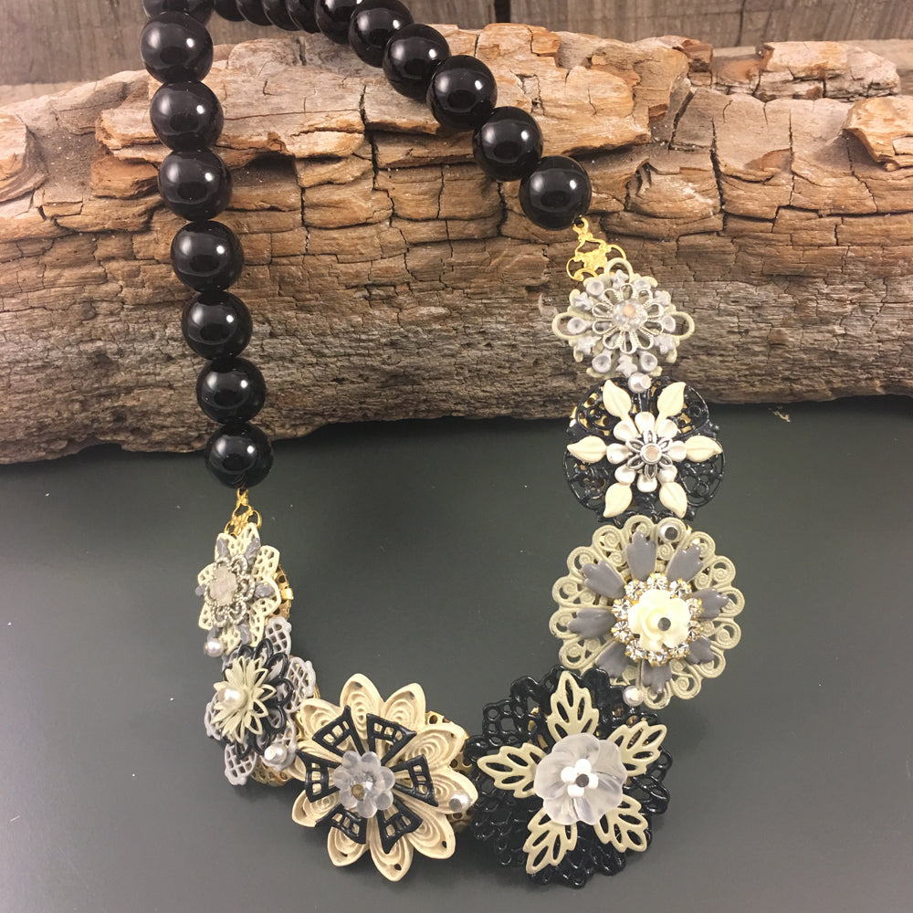 Delicate Garland - Black & White Necklace